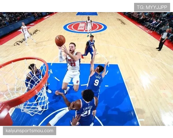 进攻犯规判定核心：身体接触与控球优势的判罚标准