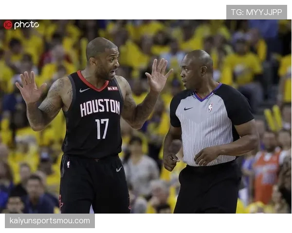 一次看懂！NBA赛场如何区分防守犯规与进攻犯规的具体判罚依据